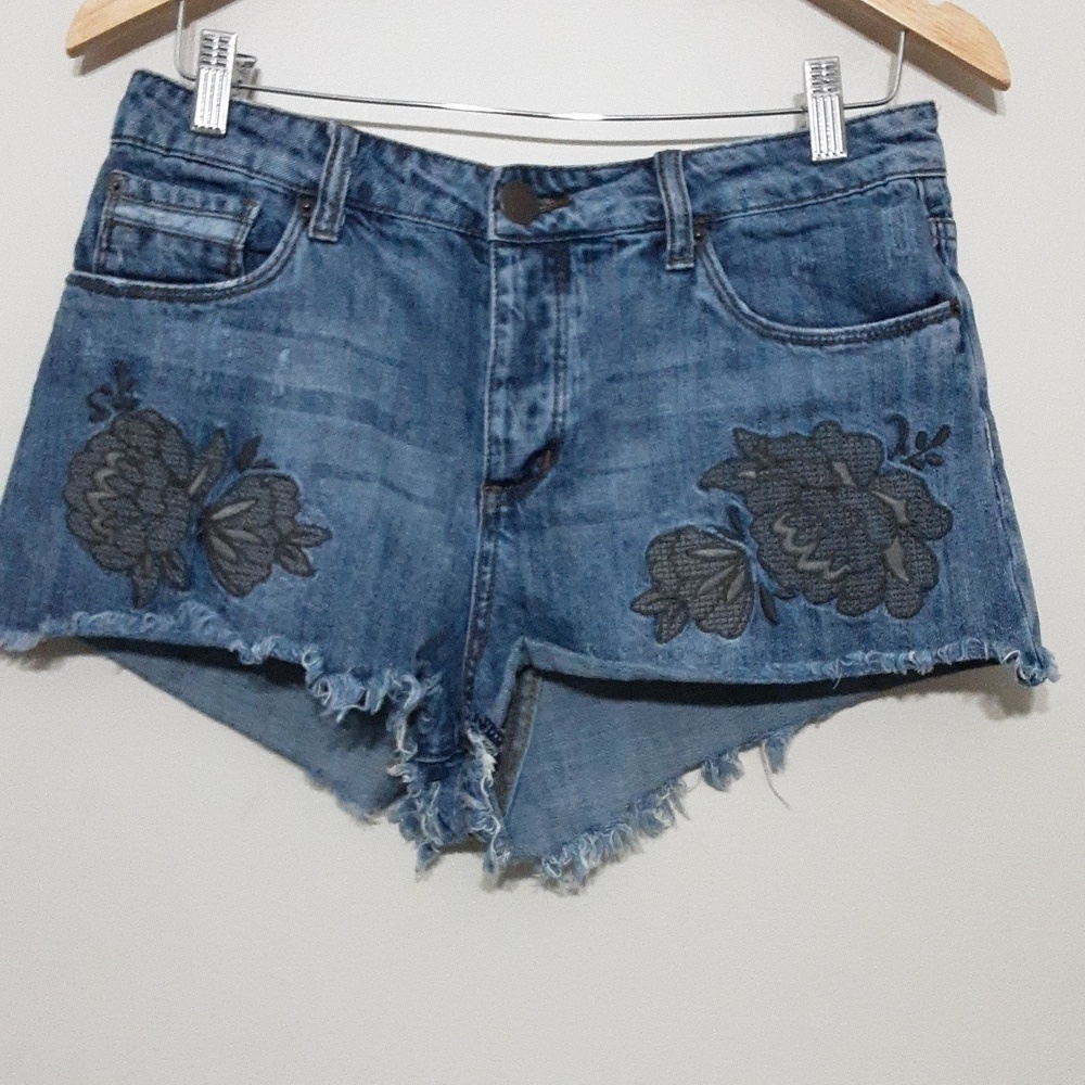 STS Blue women cutt off raw distressed hem embroidered short 28 y2k festival blu